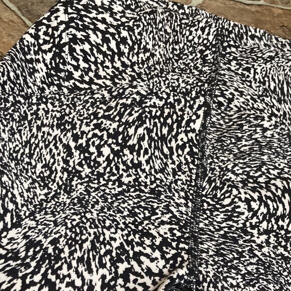 NWT Lululemon InStill HR Tight 25” in Warped Grain Alpine White Black Sz 2 - Picture 5 of 13